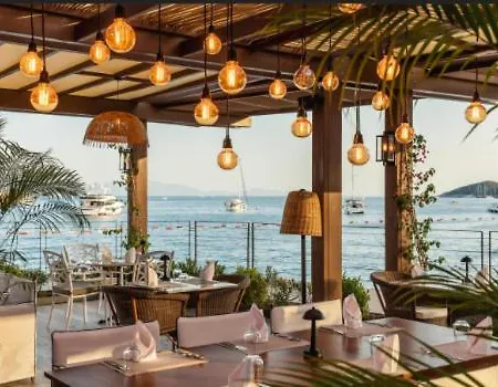 Ocean Front Super Lux With Its Own Sandy Beach & Amenities *
